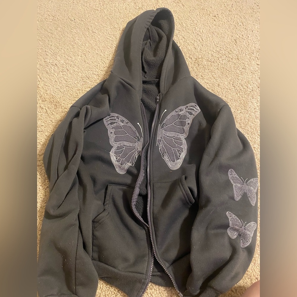 Zip hoodie I got from a close friend, never wore it and it doesn’t say the size